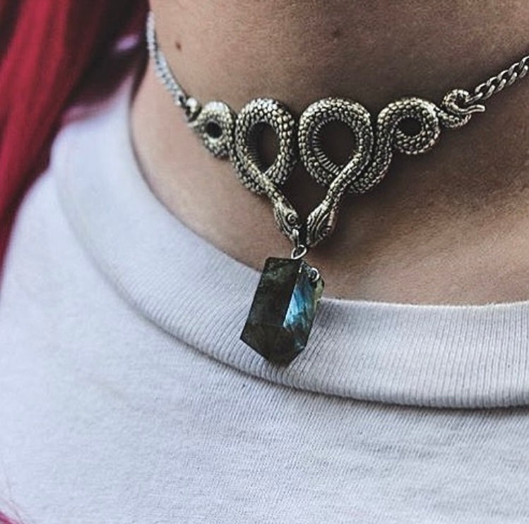 Collier Choker - UN LEURRE SOMBRE. Collier de pierres précieuses Serpent & Labradorite - Bijoux d'occasion