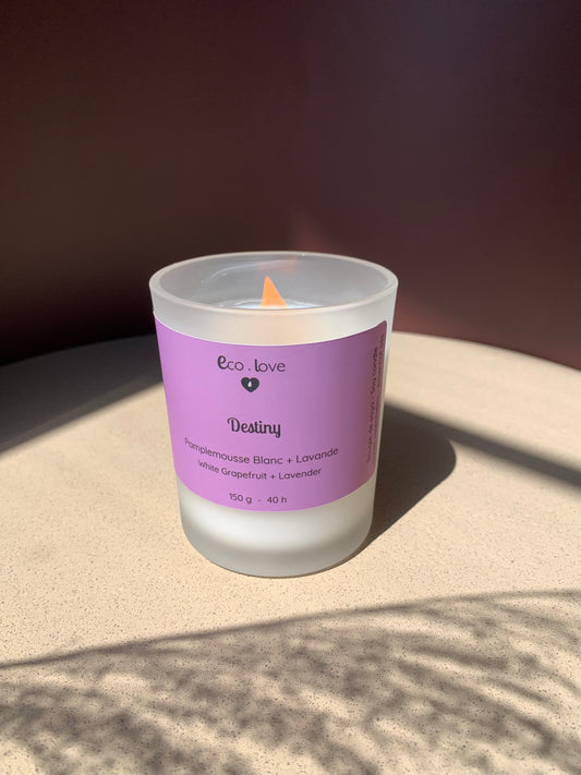 *Couvercle un peu relevé  —  Bougie DESTINY  —  Pamplemousse Blanc + Lavande