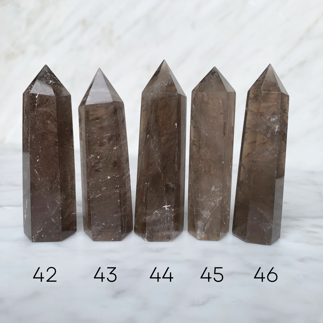 Choisi ton Quartz Fumé 6 - 8 CM * 37 - 62 GRAM . énergie positive . Cristal Tour de pointe