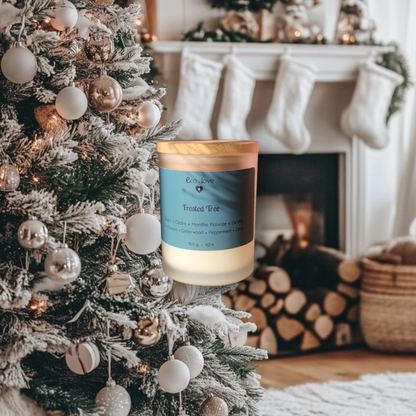 *Couvercle un peu relevé  —  FROSTED TREE  —  Bougie de soya  —  Sapin + Cèdre + Menthe Poivrée + Girofle